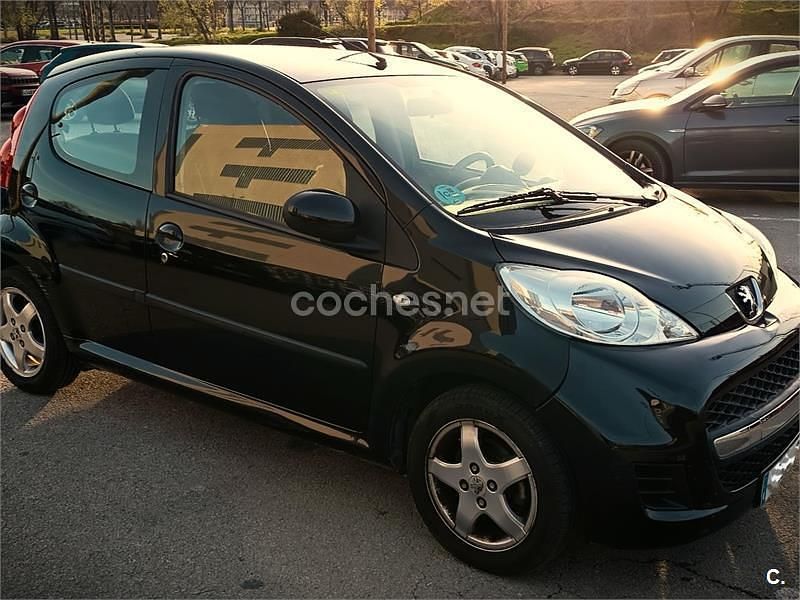 Usado Peugeot 107 68 CV (50 kW) 2010 Negro Utilitario