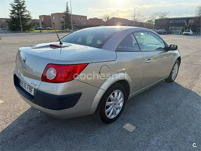 Usado Renault Mégane Cabriolet Dynamique 115 CV (84 kW) 2006 Gris / plata Descapotable