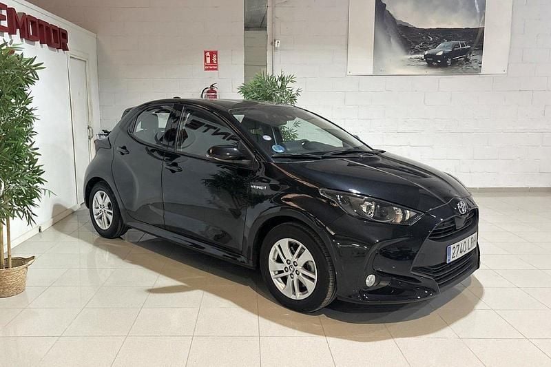 Usado Toyota Yaris Hybrid Business Edition 116 CV (85 kW) 2021 Negro Berlina