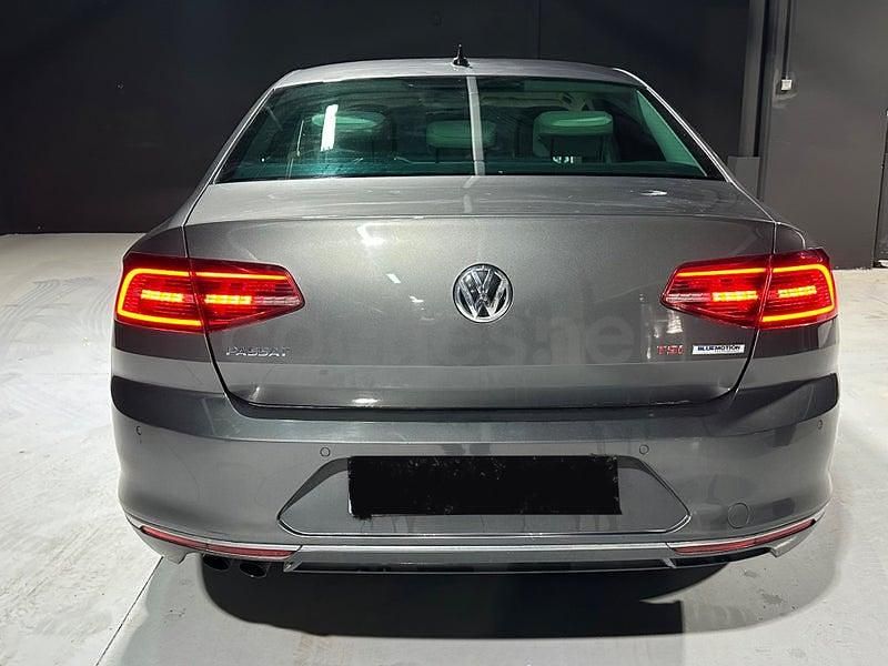 Usado VW Passat Sportline 180 CV (132 kW) 2016 Gris / plata Berlina
