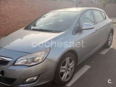 Usado Opel Astra Enjoy 95 CV (69 kW) 2011 Gris / plata Berlina