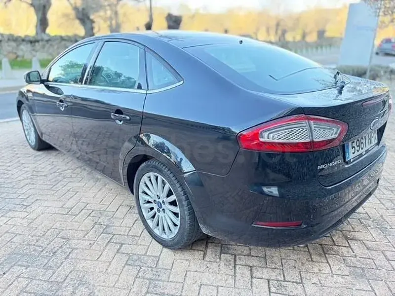 Usado Ford Mondeo Limited 140 CV (102 kW) 2013 Negro Berlina