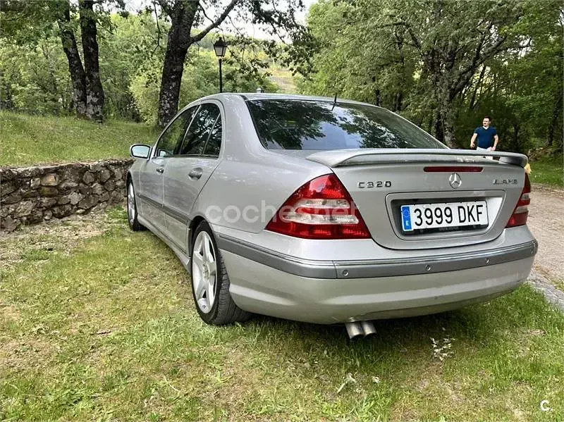Usado Mercedes C320 Elegance 224 CV (164 kW) 2005 Gris / plata Berlina