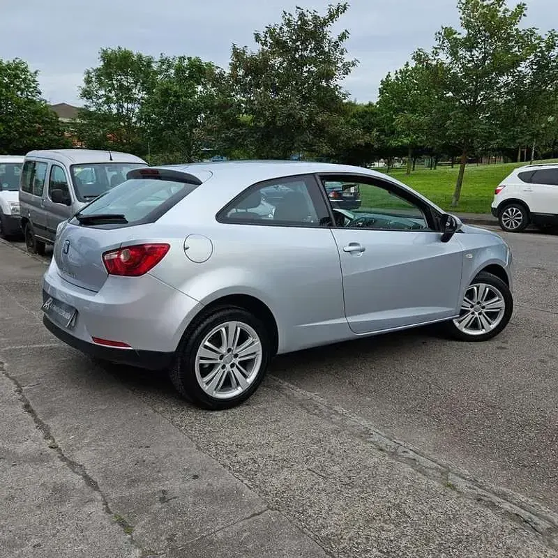 Usado Seat Ibiza 86 CV (63 kW) 2008 Gris Utilitario