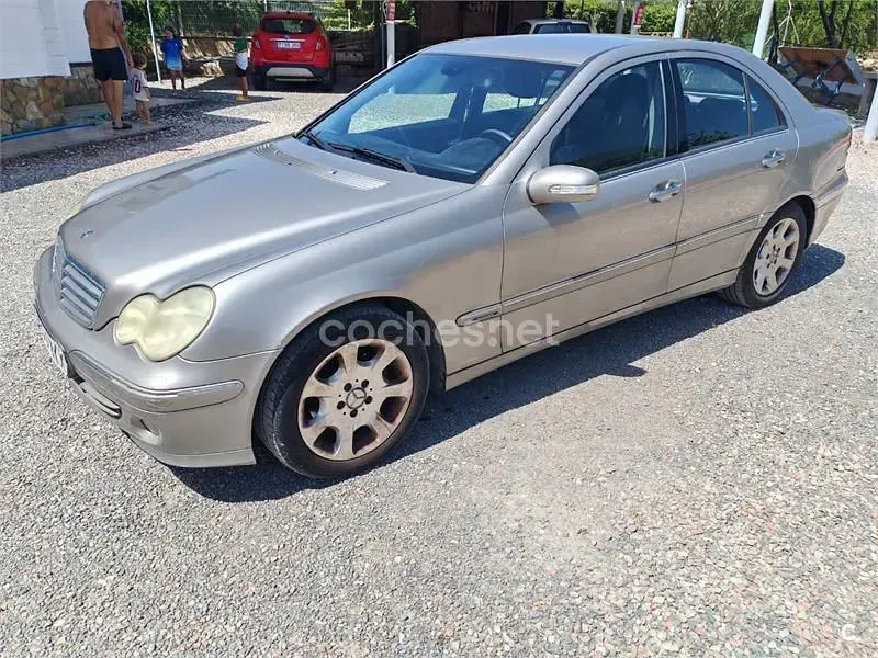 Usado Mercedes C200 Elegance 116 CV (85 kW) 2004 Gris / plata Berlina