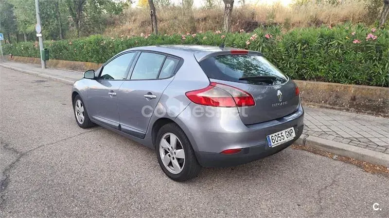 Usado Renault Mégane III Dynamique 105 CV (77 kW) 2009 Gris / plata Berlina