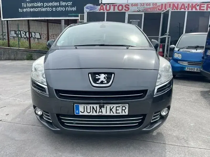 Usado Peugeot 5008 Active 150 CV (110 kW) 2012 Gris / plata Monovolumen