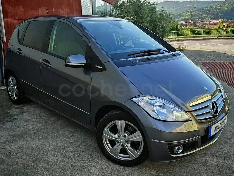 Usado Mercedes A180 116 CV (85 kW) 2011 Gris / plata Utilitario