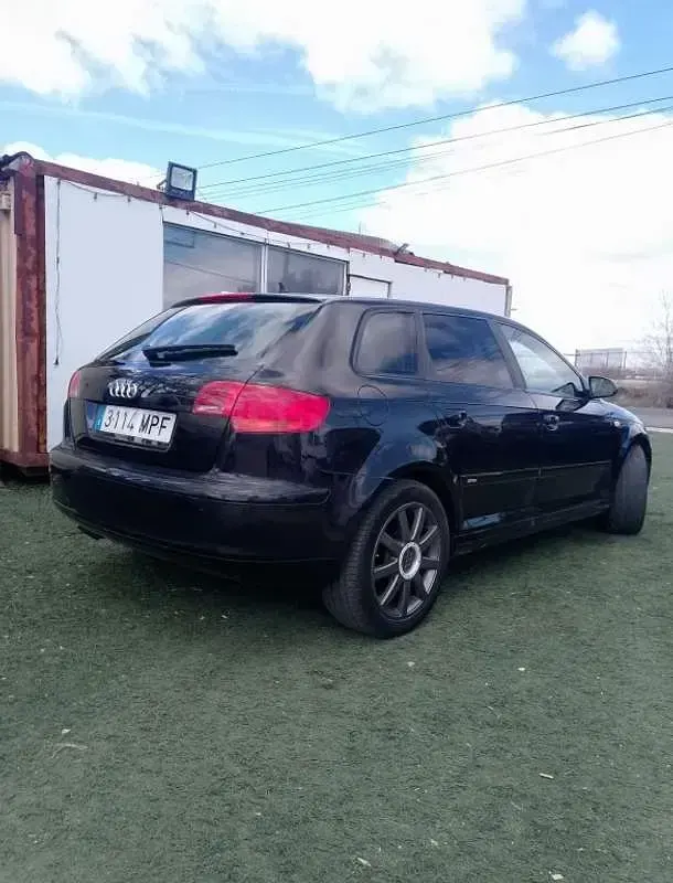 Usado Audi A3 Sportback Attraction 105 CV (77 kW) 2006 Negro Utilitario