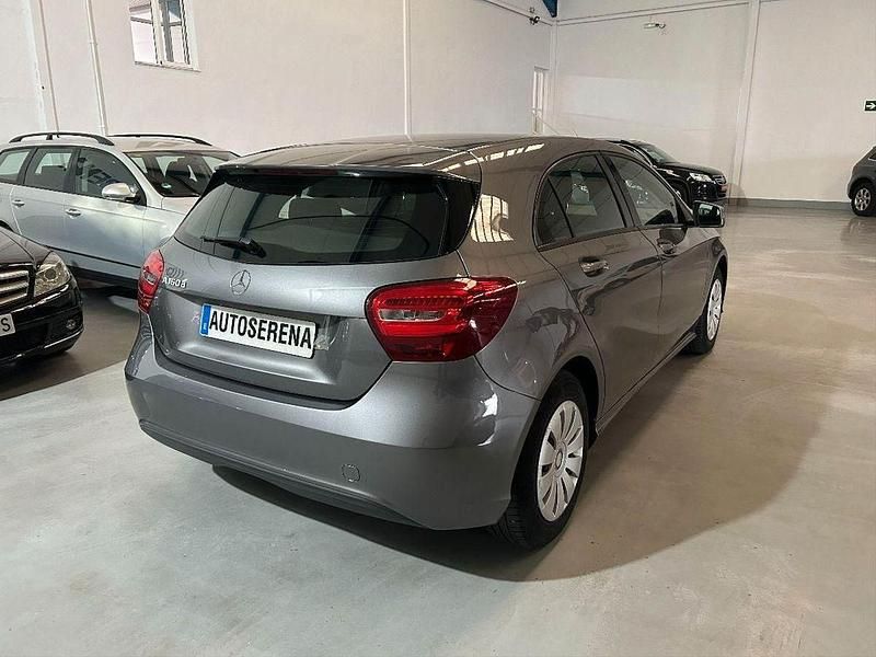 Usado Mercedes A180 109 CV (80 kW) 2017 Gris / plata Berlina