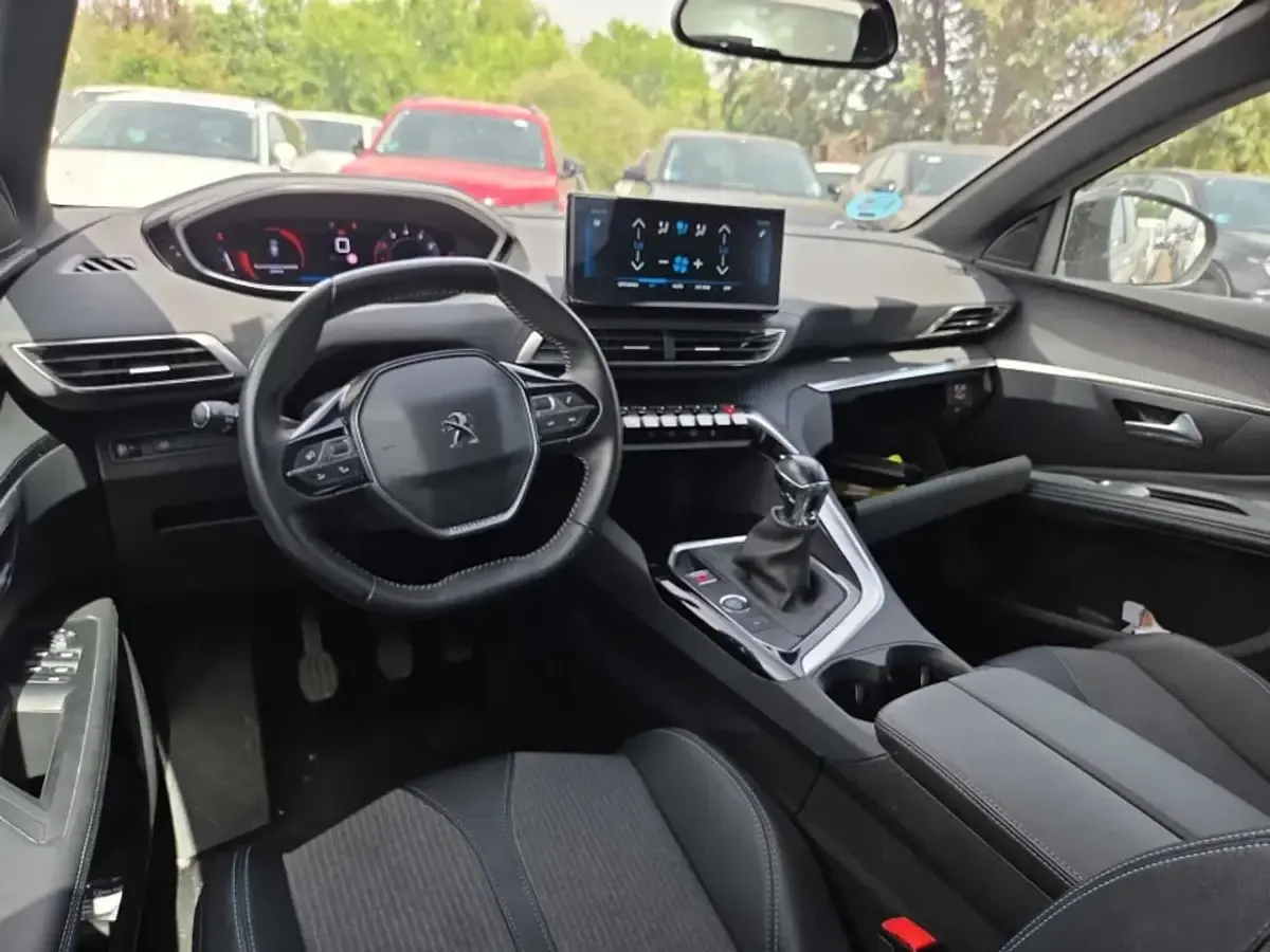 Usado Peugeot 3008 Allure 131 CV (96 kW) 2024 Gris SUV