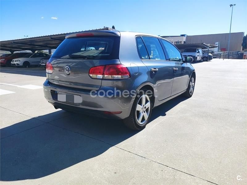 Usado VW Golf VII Advance 105 CV (77 kW) 2012 Gris / plata Berlina
