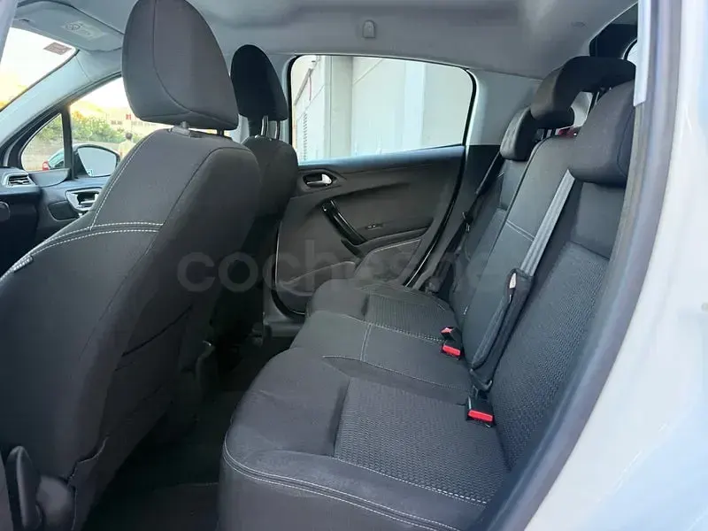 Usado Peugeot 208 Allure 110 CV (80 kW) 2017 Blanco Utilitario