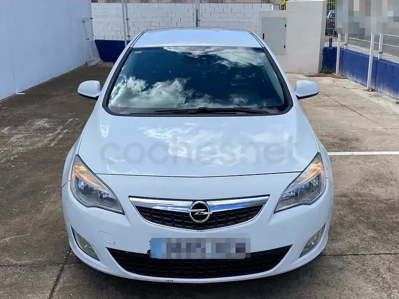 Usado Opel Astra Enjoy 110 CV (80 kW) 2011 Blanco Berlina