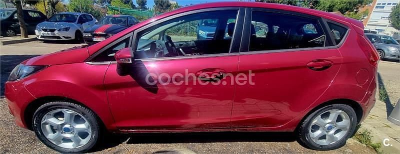 Usado Ford Fiesta Trend 68 CV (50 kW) 2011 Granate Utilitario