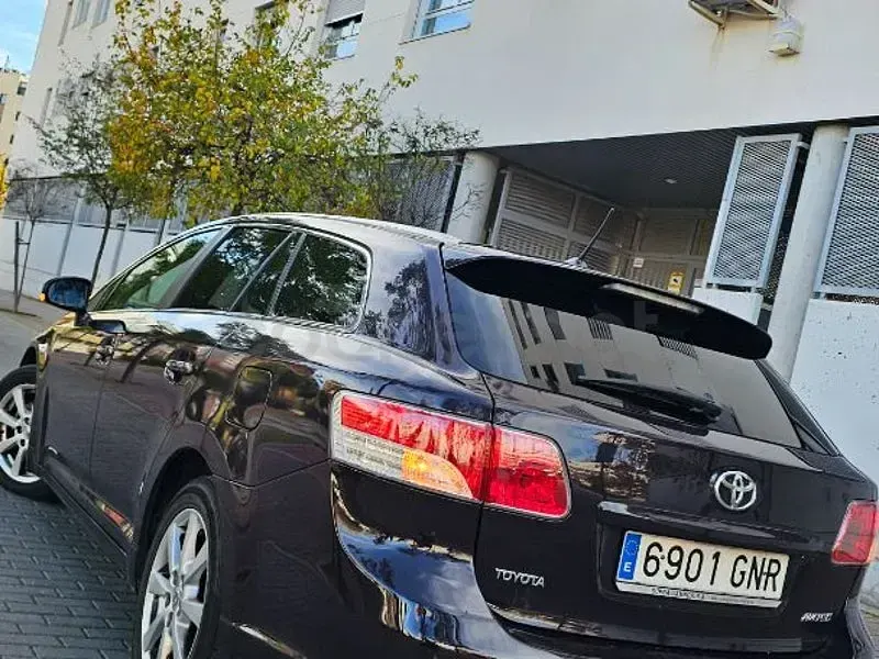 Occasion Toyota Avensis Advance 126 PK (92 kW) 2009 Paars Stationwagen