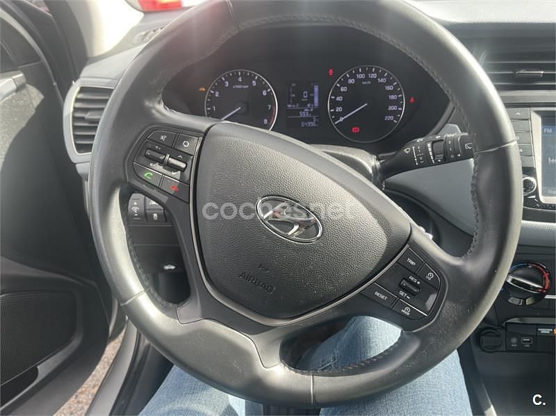 Usado Hyundai i20 84 CV (61 kW) 2018 Gris / plata Berlina