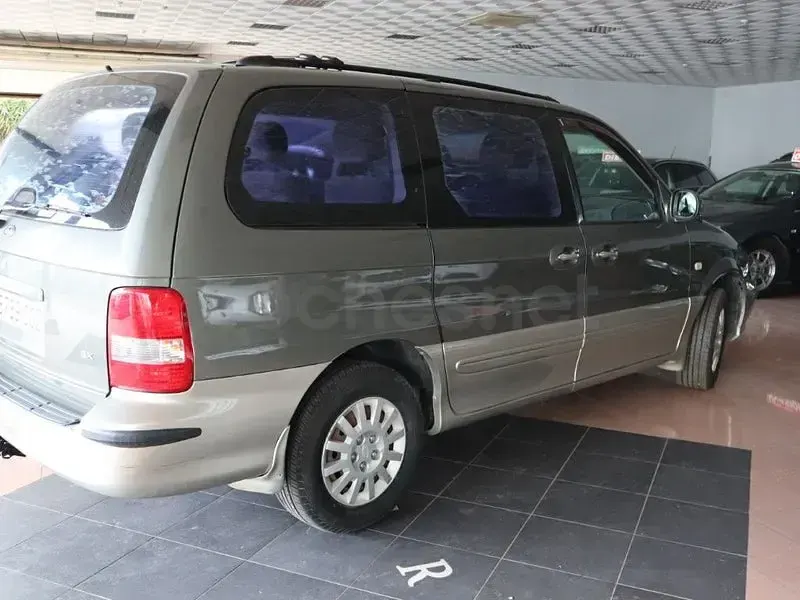 Usado Kia Carnival EX 144 CV (105 kW) 2004 Gris / plata Monovolumen