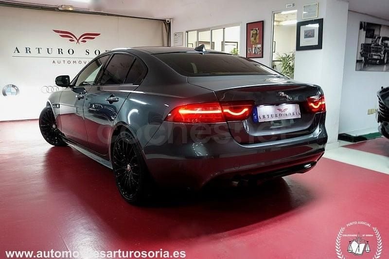 Usado Jaguar XE R-Sport 180 CV (132 kW) 2017 Gris / plata Berlina
