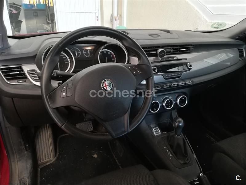 Usado Alfa Romeo Giulietta 170 CV (125 kW) 2012 Rojo Utilitario