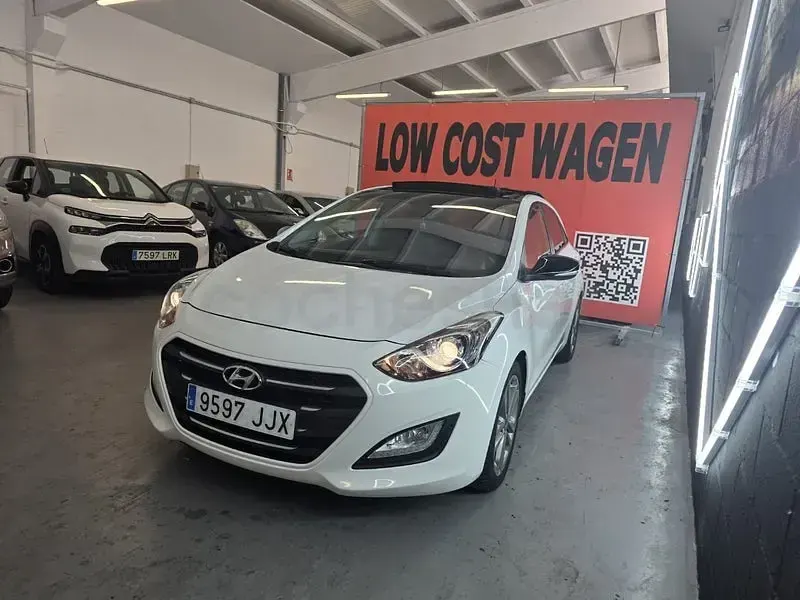 Usado Hyundai i30 Blackline 110 CV (80 kW) 2016 Blanco Berlina