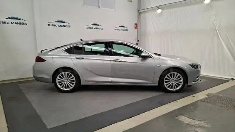 Usado Opel Insignia Innovation 165 CV (121 kW) 2020 Gris / plata Berlina
