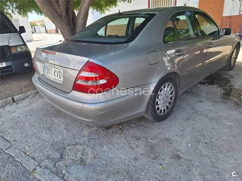 Usado Mercedes E280 Elegance 190 CV (139 kW) 2005 Beige Berlina