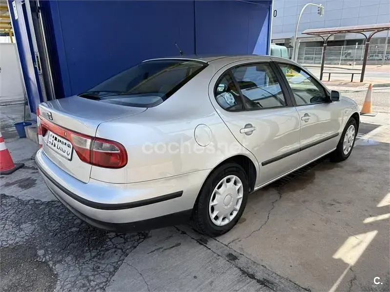Usado Seat Toledo Stella 105 CV (77 kW) 2003 Gris / plata Berlina
