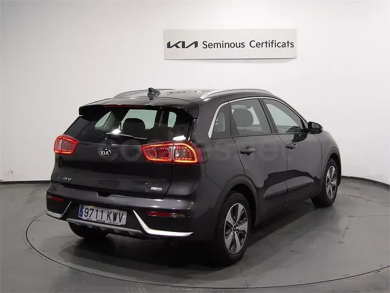Usado Kia Niro 141 CV (103 kW) 2019 Gris / plata SUV