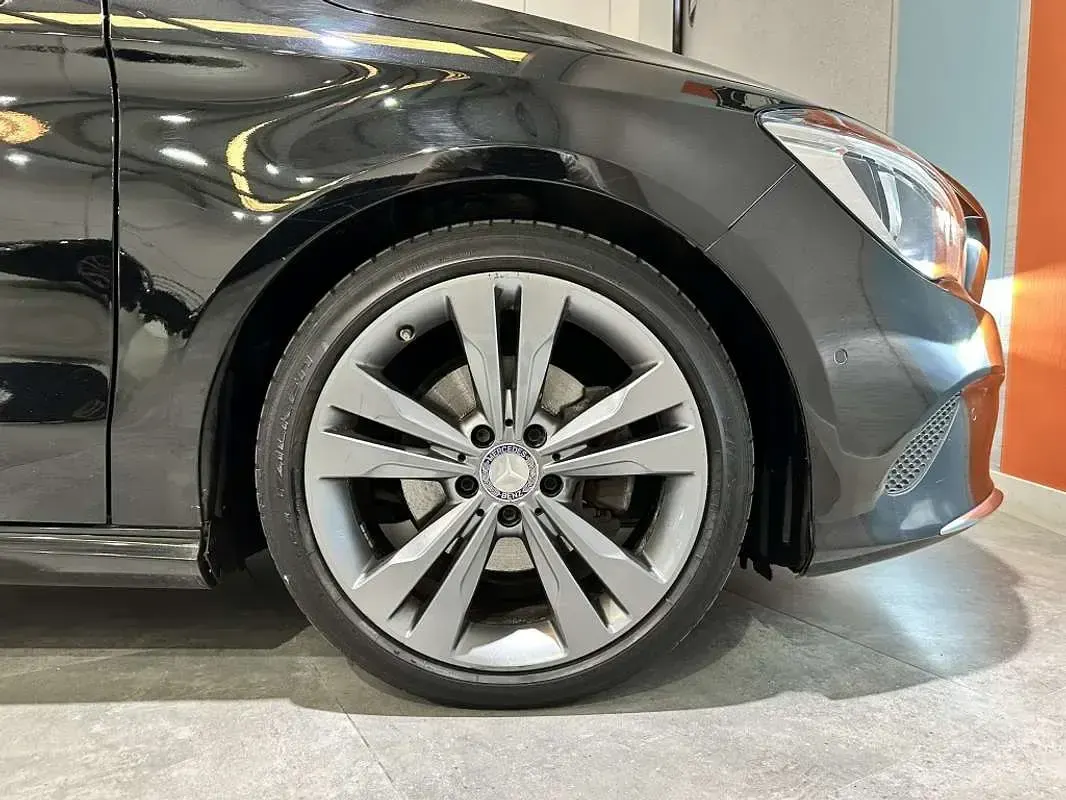 Usado Mercedes CLA180 Shooting Brake Urban 122 CV (89 kW) 2016 Negro Familiar