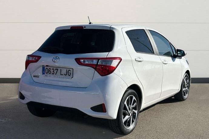 Używany Toyota Yaris 111 KM (81 kW) 2020 Biały Sedan/Limuzyna