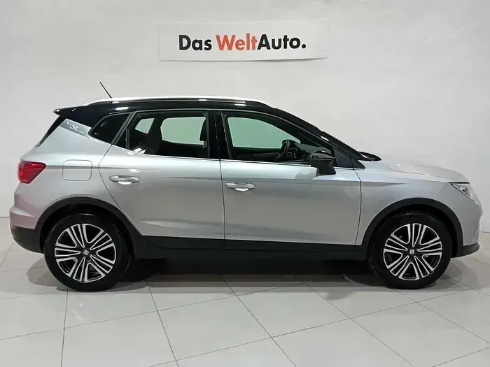 Usado Seat Arona FR 110 CV (80 kW) 2023 Gris plata SUV