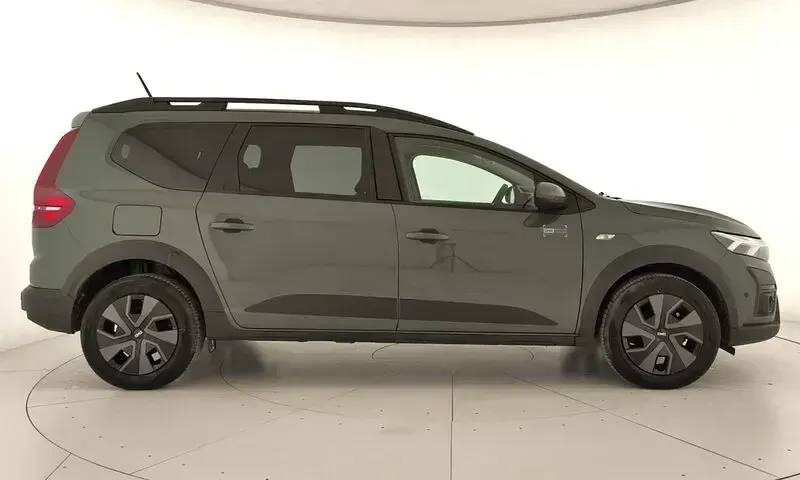 Usado Dacia Jogger Expression 100 CV (73 kW) 2026 Verde Monovolumen