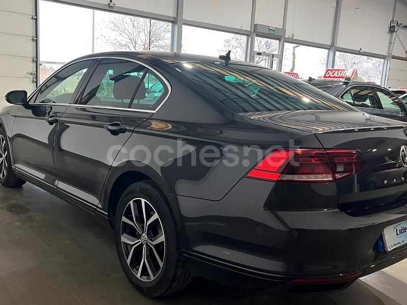 Usado VW Passat Business 120 CV (88 kW) 2020 Gris / plata Berlina