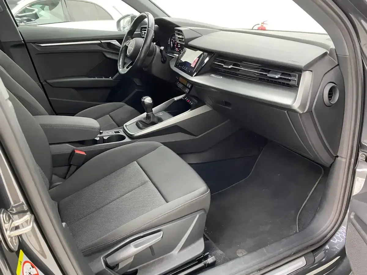 Usado Audi A3 110 CV (80 kW) 2021 Gris / plata Berlina