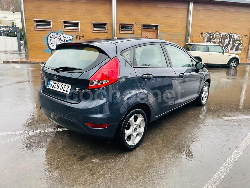 Usado Ford Fiesta Trend 68 CV (50 kW) 2010 Gris / plata Berlina