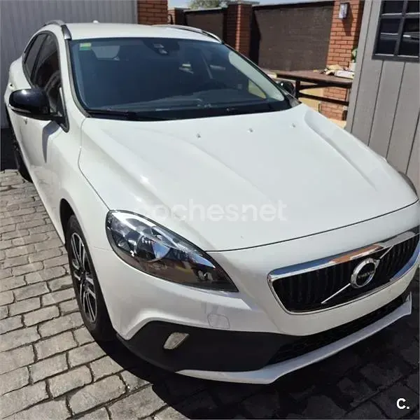 Usado Volvo V40 CC Momentum 120 CV (88 kW) 2017 Blanco Familiar
