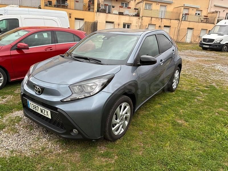 Usado Toyota Aygo X Play 72 CV (52 kW) 2025 Gris / plata SUV