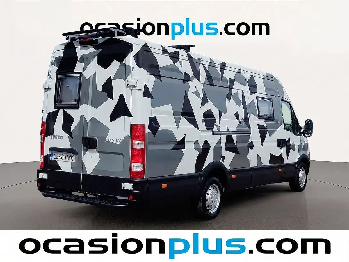 Usado Iveco Daily 126 CV (92 kW) 2014 Blanco Familiar