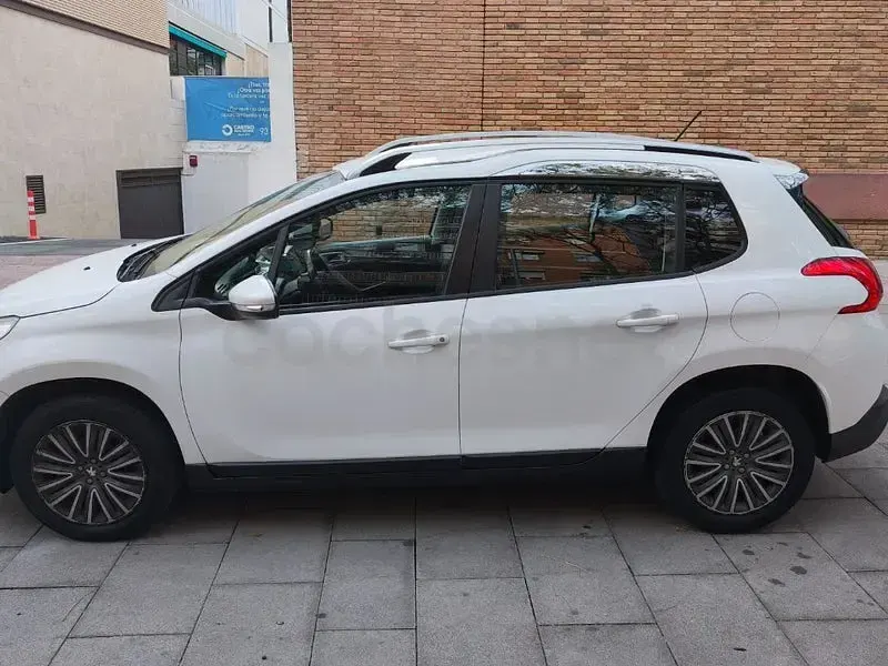 Usado Peugeot 2008 Allure 100 CV (73 kW) 2015 Blanco SUV
