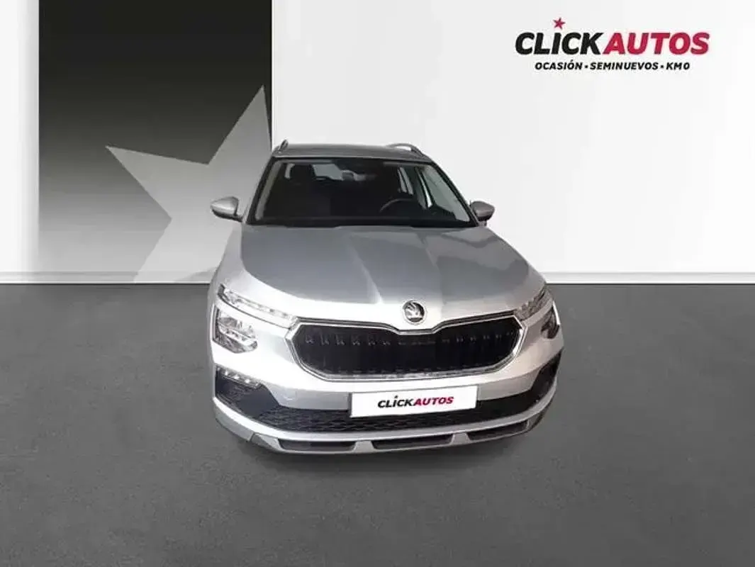 Usado Skoda Kamiq Selection 95 CV (69 kW) 2025 Plateado SUV