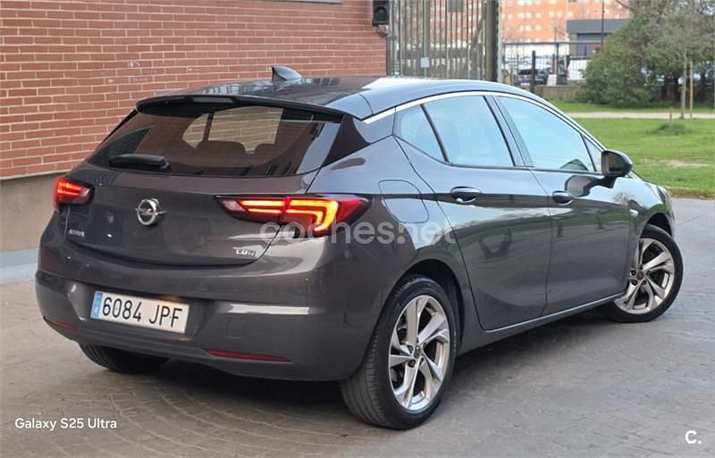 Usado Opel Astra Dynamic 110 CV (80 kW) 2016 Gris / plata Berlina