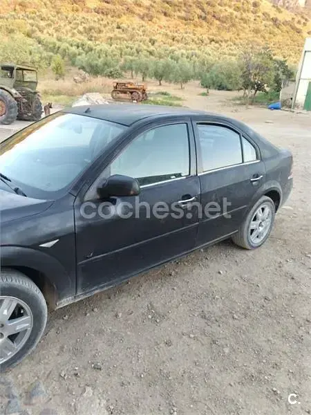 Usado Ford Mondeo Trend 130 CV (95 kW) 2005 Negro Berlina