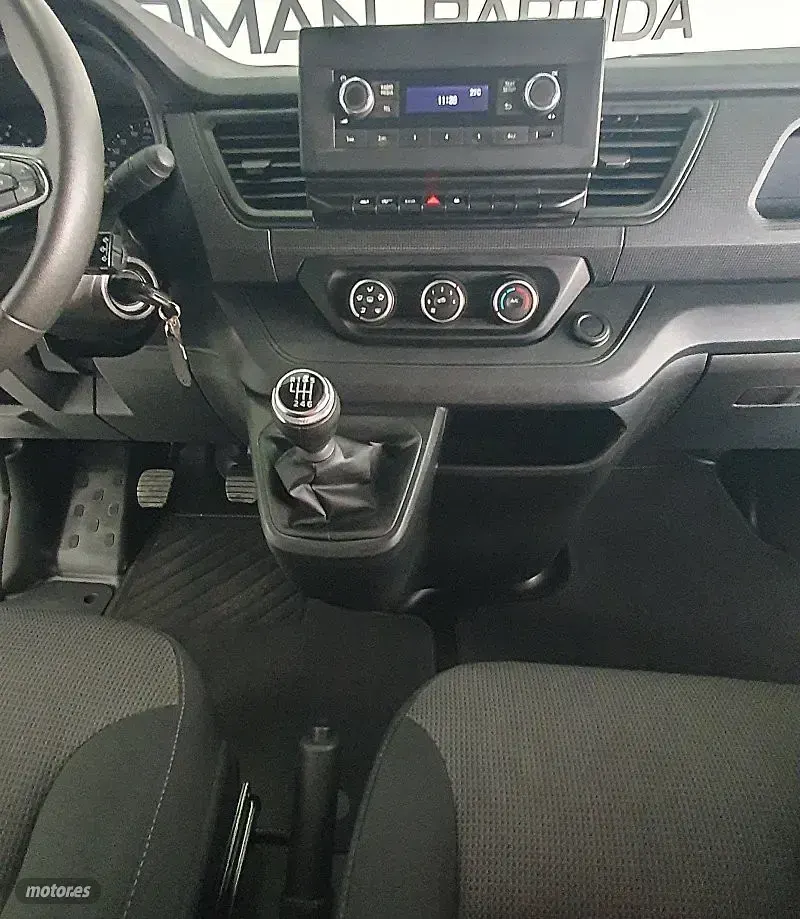 Usado Renault Trafic 110 CV (80 kW) 2022 Blanco Monovolumen