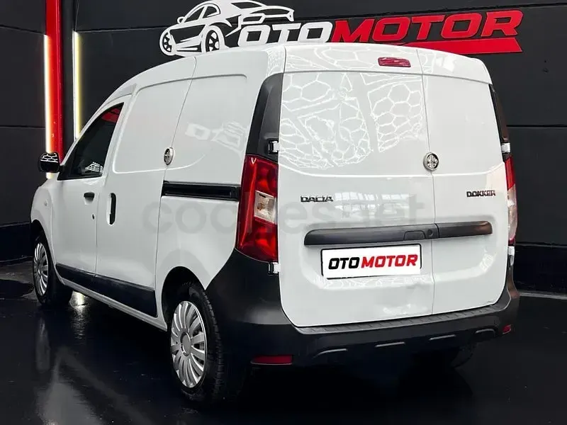 Usado Dacia Dokker Essentiel 95 CV (69 kW) 2020 Blanco Monovolumen