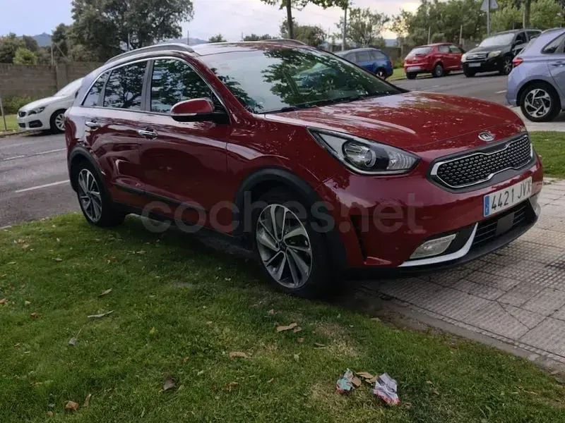 Usado Kia Niro 141 CV (103 kW) 2017 Granate SUV