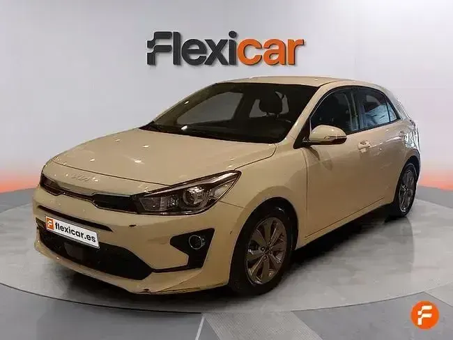 Usado Kia Rio 100 CV (73 kW) 2023 Blanco Berlina