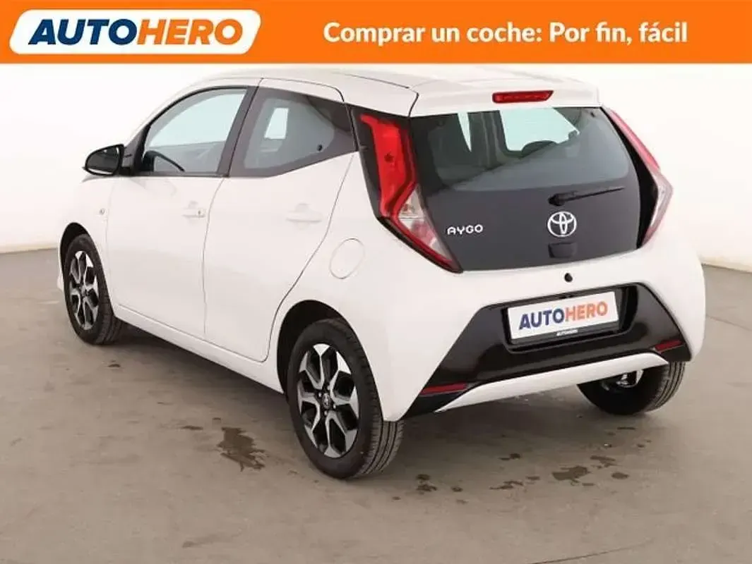 Usado Toyota Aygo Play 72 CV (52 kW) 2021 Blanco Utilitario