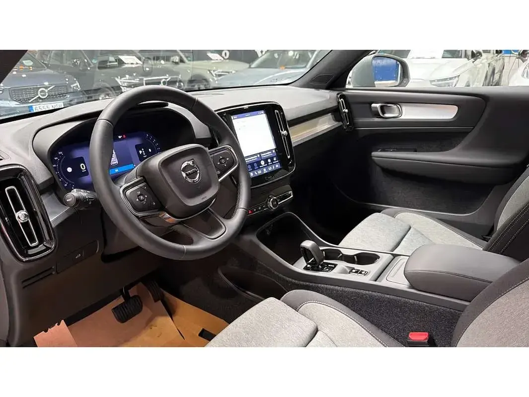 Nuevo Volvo XC40 Core 2025 Gris SUV