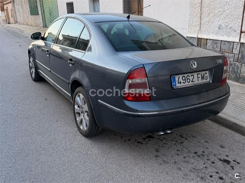 Usado Skoda Superb 163 CV (119 kW) 2007 Gris / plata Berlina